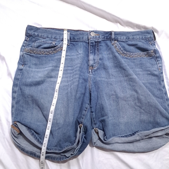 Eddie Bauer | Blue embroidered women's jean shorts pinned up sides - Picture 5 of 8
